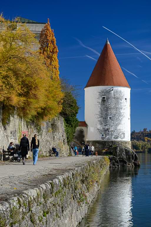 Weißer Rundturm mit spitzem, rotem Dach: der Schaiblingsturm am Passauer Innkai 