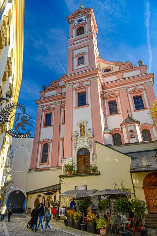 Stadtpfarrkirche St. Paul mit Paulusbogen in Passau