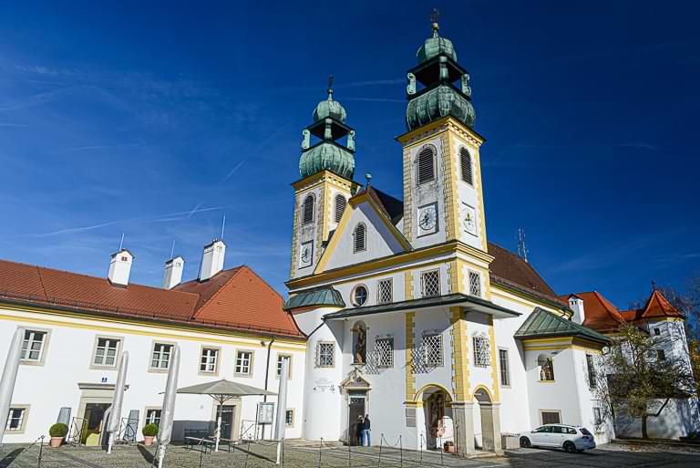 Die Wallfahrtskirche Mariahilf in Passau mit ihren beiden Glockentürmen
