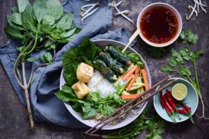 Rezept für Bún Chay Là Lốt: Vietnamesischer Reisnudelsalat mit Tofu und Shiitake im Pfefferblatt (vegetarisch & vegan)