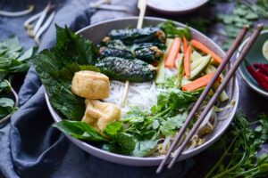 Nahaufnahme von Bún Chay Là Lốt – vietnamesischem Reisnudelsalat mit Tofu und Shiitake im Pfefferblatt (vegetarisch & vegan)