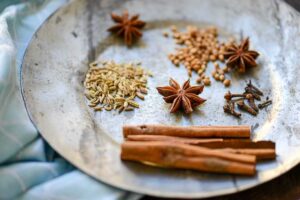 Bestandteil des Pho-Rezepts: aromatische Gewürze wie Zimtstangen, Nelken, Sternanis, Fenchel- und Koriandersamen