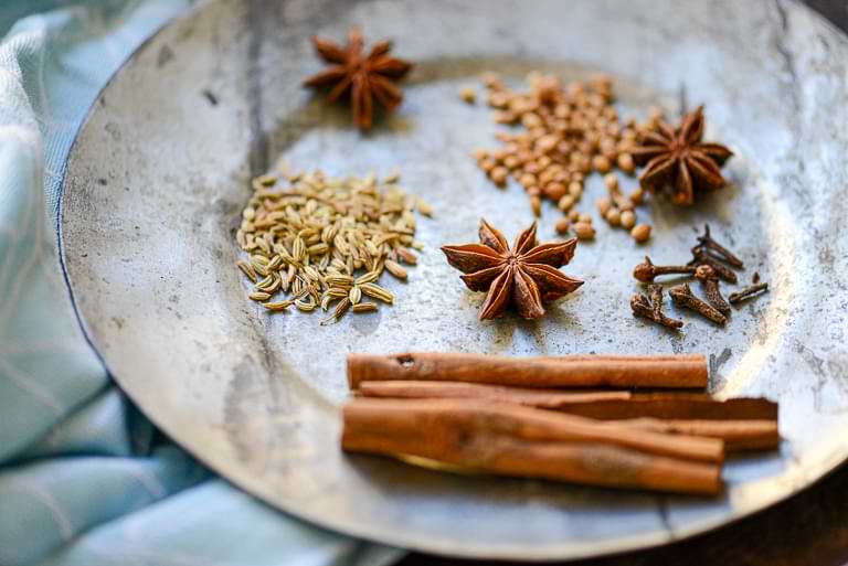 Bestandteil des Pho-Rezepts: aromatische Gewürze wie Zimtstangen, Nelken, Sternanis, Fenchel- und Koriandersamen