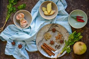 Ingwer, Knoblauch, Zwiebeln und Gewürze dürfen beim Pho-Rezept nicht fehlen