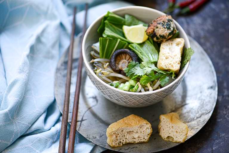 Nahaufnahme einer Pho, einer vietnamesischen Reisnudelsuppe, in diesem Fall vegetarisch und vegan