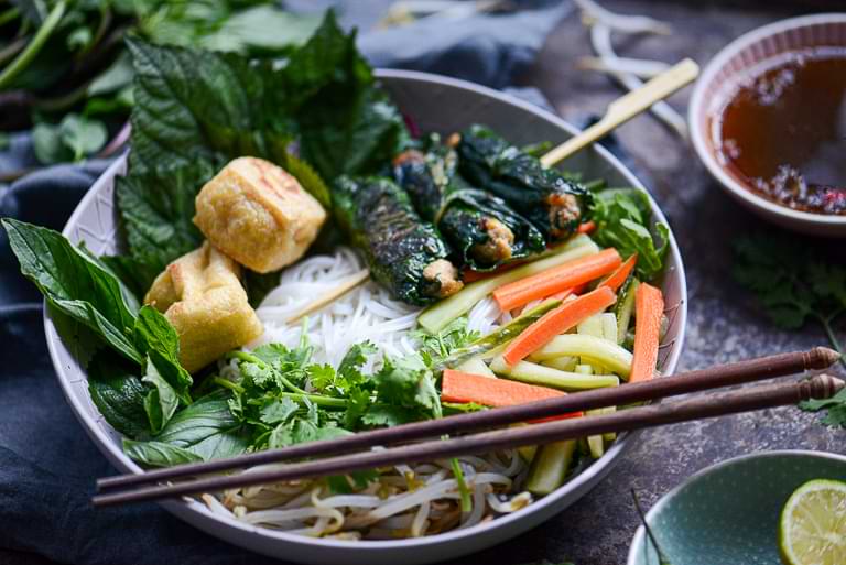 Rezept für Bún Chay Là Lốt: Vietnamesischer Reisnudelsalat mit Tofu und Shiitake im Pfefferblatt (vegetarisch & vegan)