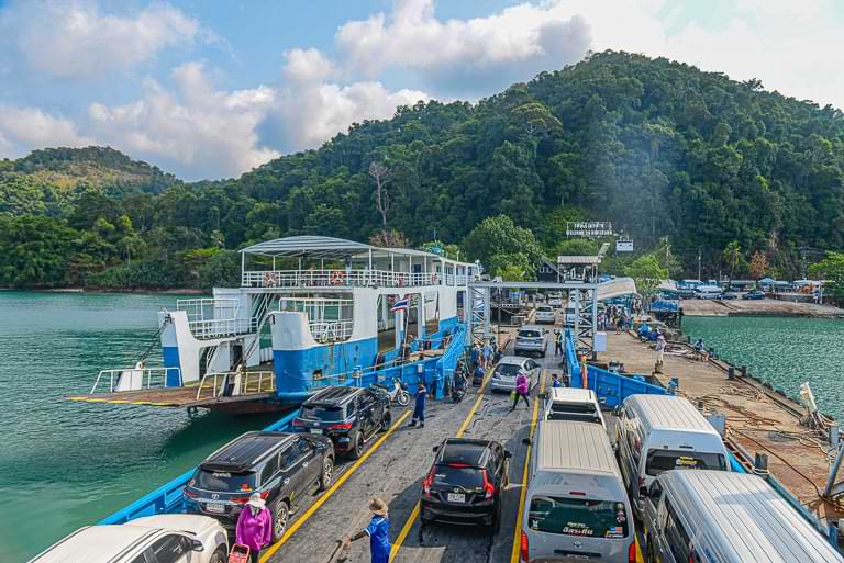 Ankunft mit der Fähre auf Koh Chang, Ao-Sapparot-Pier