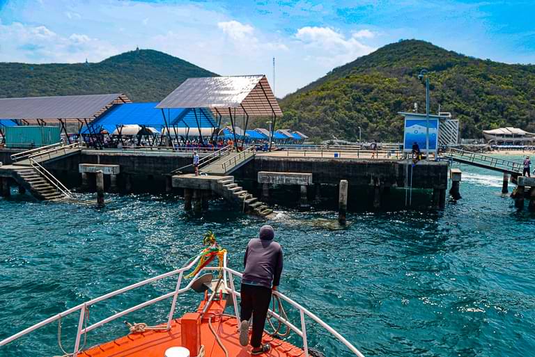 Ankunft mit der Fähre aus Pattaya am Tawaen-Pier von Koh Larn