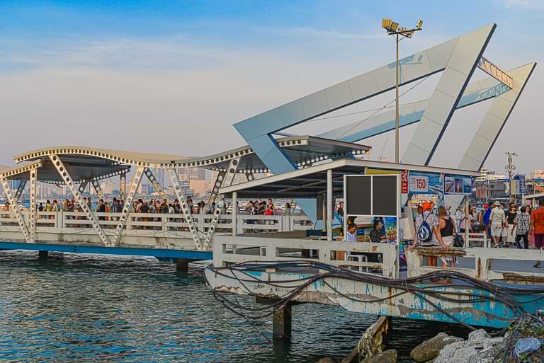 Vom Bali-Hai-Pier in Pattaya fahren Fähren und Speedboote nach Koh Larn