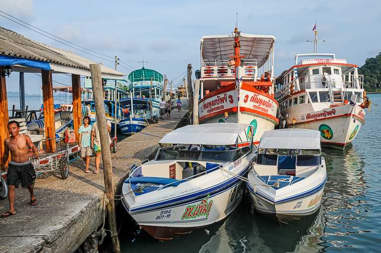 Bang Bao Pier, Koh Chang, Speedboote, Fähren