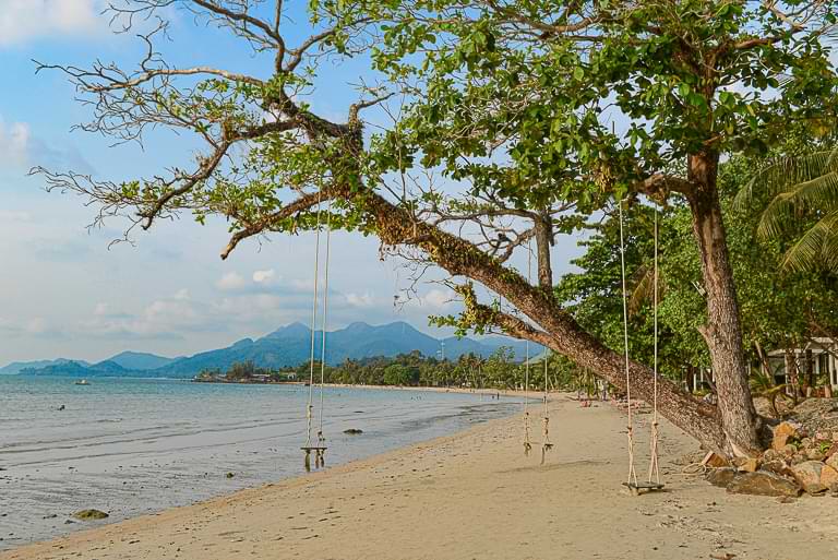 Baumschaukeln, südlicher Teil des Kai Bae Beach, Koh Chang, Thailand