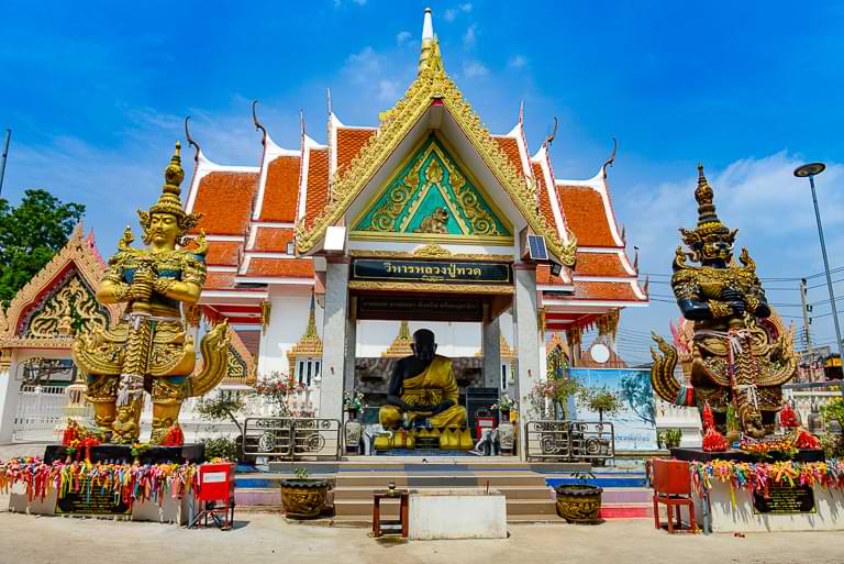 Buddhistischer Tempel in Na Baan, dem Hauptdorf der Insel Koh Karn