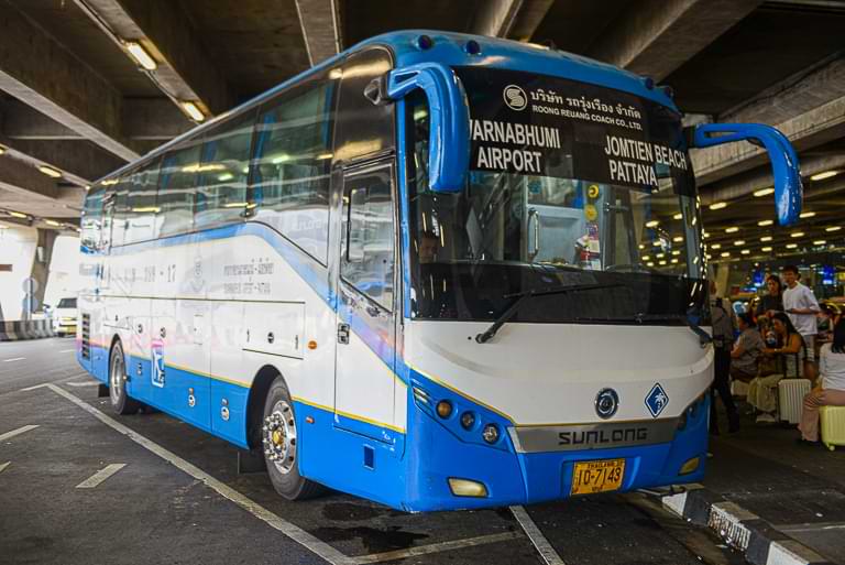 Busse fahren direkt vom Flughafen Bangkok-Suvarnabhumi nach Pattaya und zum Jomtien Beach
