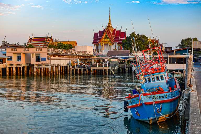 Fischerdorf Bang Saray mit Pier und Tempel