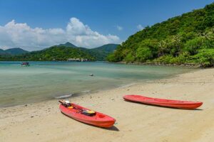 Kayaks am Strand von Koh Ngam