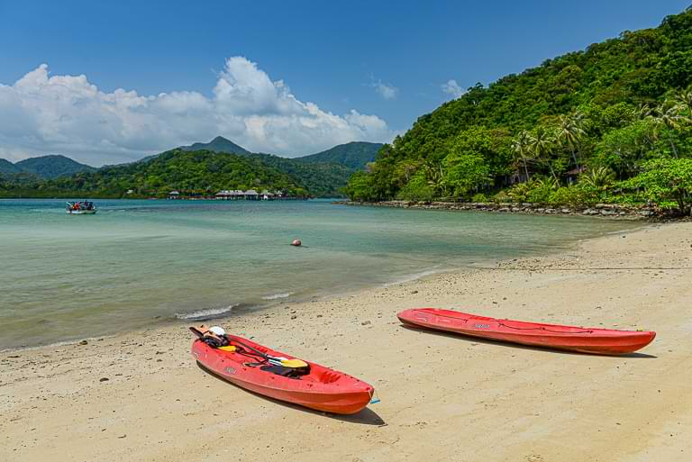 Kayaks am Strand von Koh Ngam