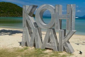 Mira Montra Beach, Koh Mak, Schriftzug, Metall