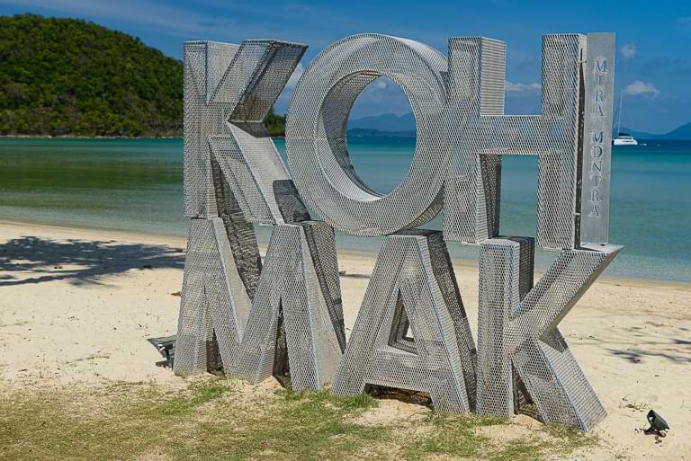 Mira Montra Beach, Koh Mak, Schriftzug, Metall