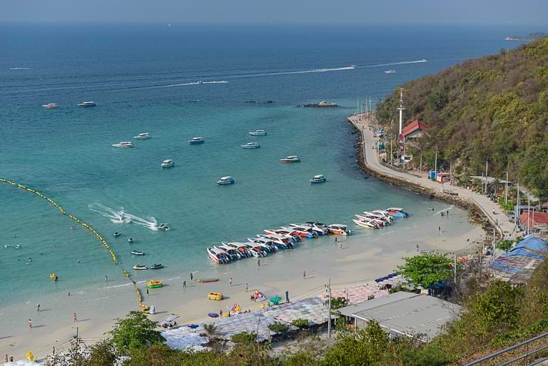 Östliches Ende des Tawaen Beach, Koh Larn, asphaltierter Weg