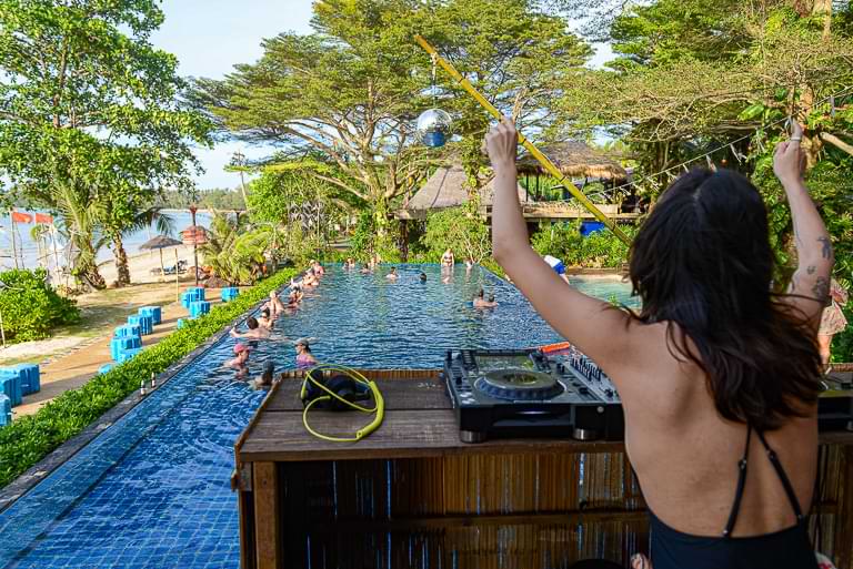 Pool-Party mit DJane, Seavana Beach Resort, Ao Soun Yai Beach, Koh Mak