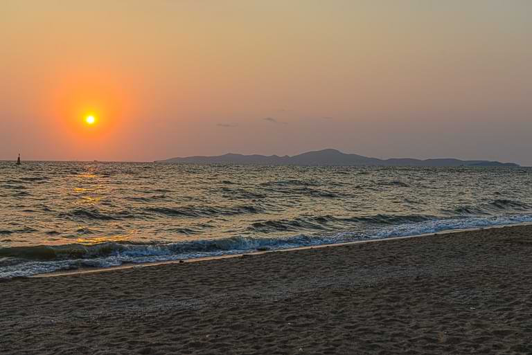 Sonnenuntergang am Yinyom Beach, Jomtien, Pattaya, mit Blick auf Koh Larn, sunset