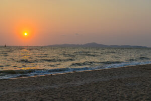 Sonnenuntergang am Yinyom Beach, Jomtien, Pattaya, Blick auf Koh Larn