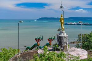 Wat Koh Mak, Tempel, goldene Buddhastatue, Naga-Treppe