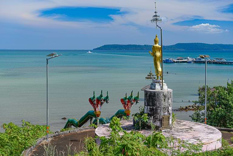 Wat Koh Mak, Tempel, goldene Buddhastatue, Naga-Treppe