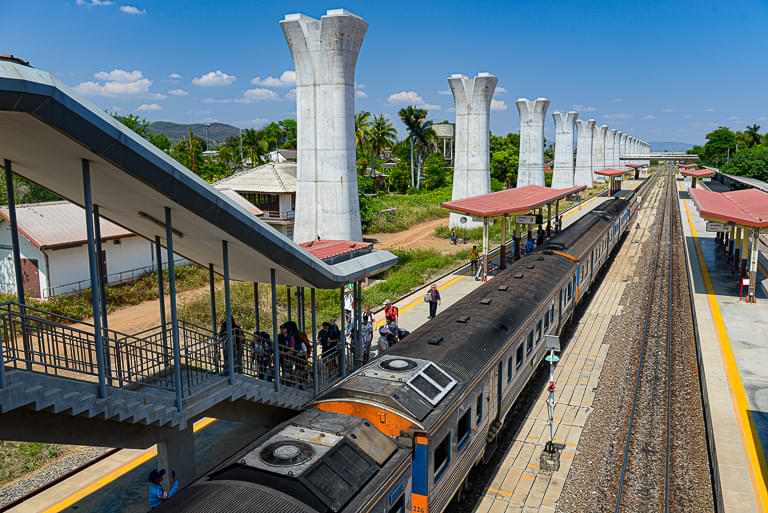 Ayutthaya, Bahnhof, train station, Gleise, Zug