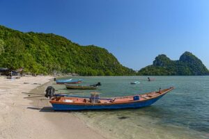 Baan Koh Teab, Chumphon, Boot am Strand