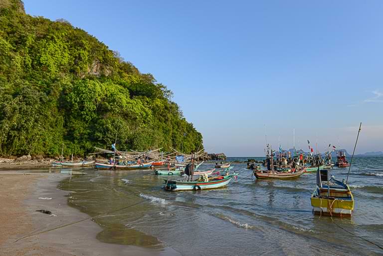 Fischerboote am Bang Boet Beach, Chumphon, Strände
