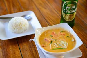 Kokos-Curry-Suppe mit Reis, Beer Chang, Chang-Bier, Rim Lay Café, Ao Jark Beach, Koh Kood
