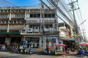 Straßenszene in Pak Chong, Thailand, 7-Eleven