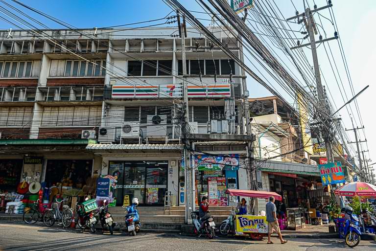 Straßenszene in Pak Chong, Thailand, 7-Eleven