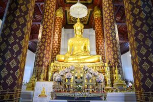 Wat Na Phra Meru Ra Chi Ka Ram, Ayutthaya, Tempel, goldener Buddha, kunstvolle Säulen