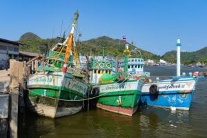 Fischerboote im Hafen von Khanom, Thailand