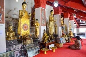 Gläubige beten, Wat Phra Mahathat Woramaha Viharn, Nakhon Si Thammarat, Tempel