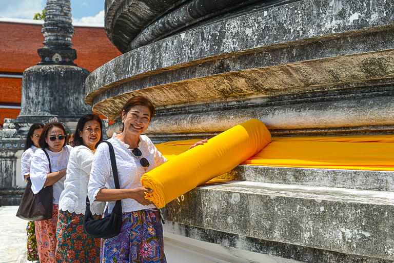 Gläubige umspannen den Chedi mit einem orangenen Tuch, Wat Phra Mahathat Woramaha Viharn, Nakhon Si Thammarat