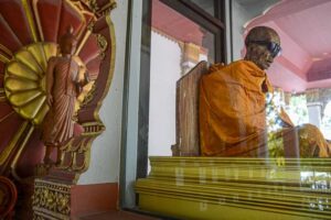 Mumifizierter Mönch im Wat Khunaram, Koh Samui, Sehenswürdigkeiten