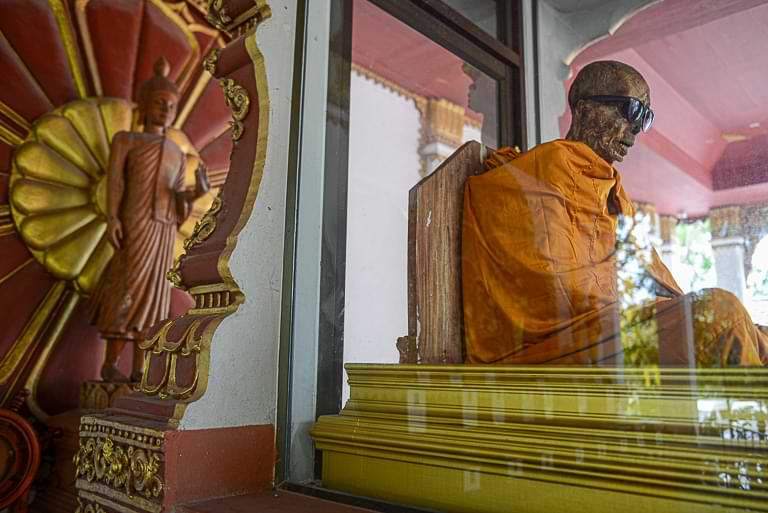 Mumifizierter Mönch im Wat Khunaram, Koh Samui, Sehenswürdigkeiten
