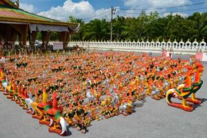 Tausende kleine Hahnstatuen, Wat Chedi Ai Kai, chicken temple, Hühnertempel