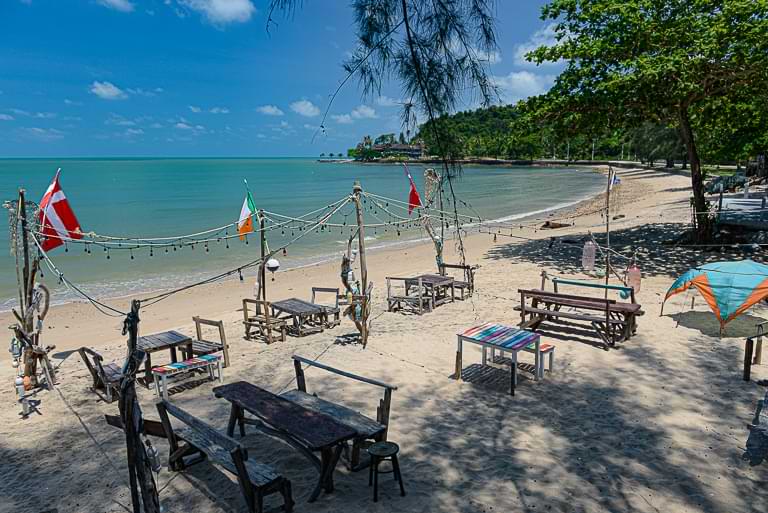 urige Strandbar am Sichon Beach, Thailand