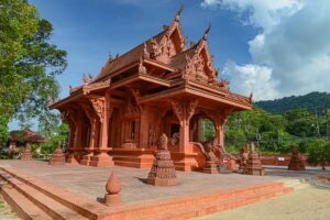 Wat Ratchathammaram, Snake Stone Temple, Koh Samui, Roter Tempel