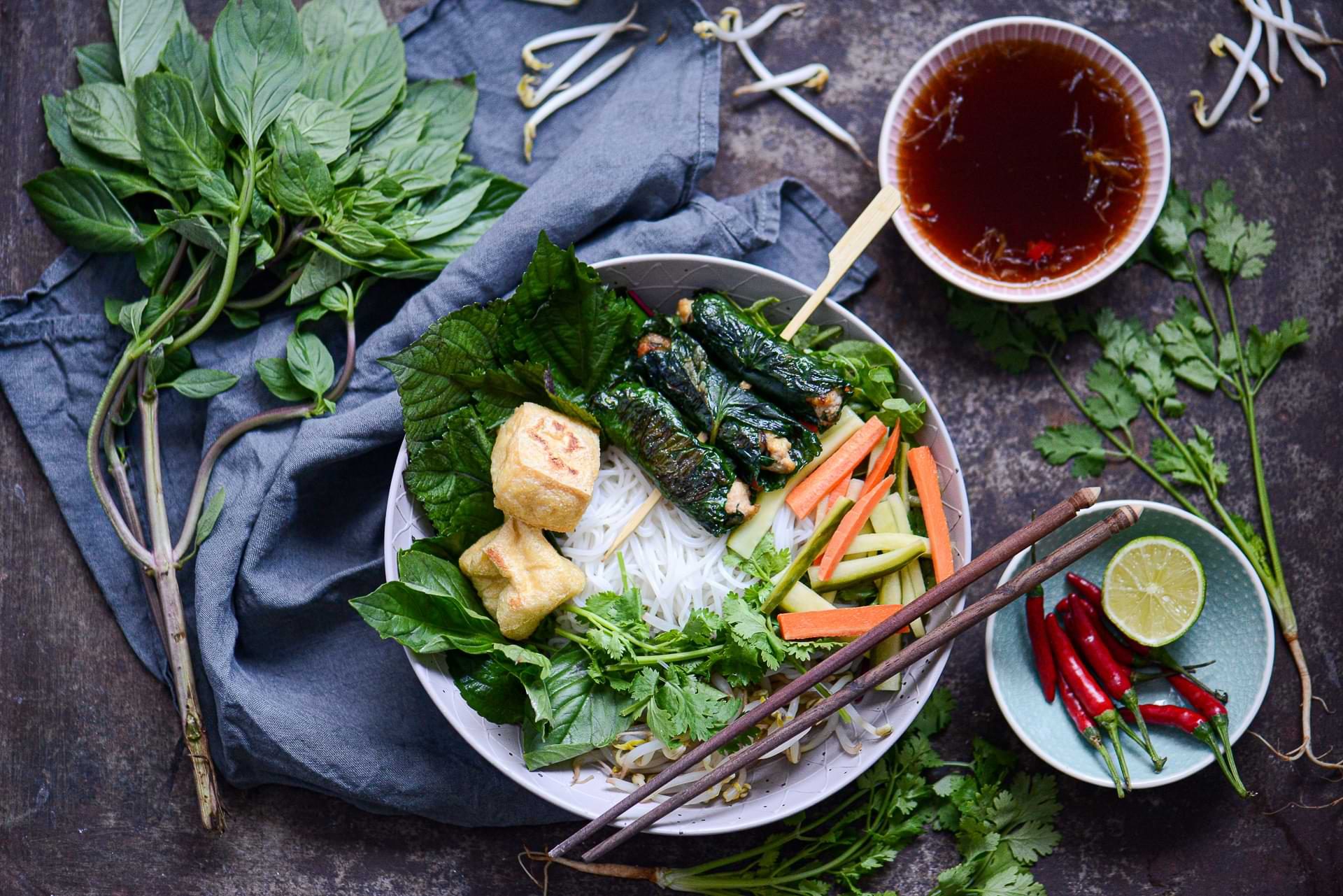 Rezept für Bún Chay Là Lốt: Vietnamesischer Reisnudelsalat mit Tofu und Shiitake im Pfefferblatt (vegetarisch & vegan)