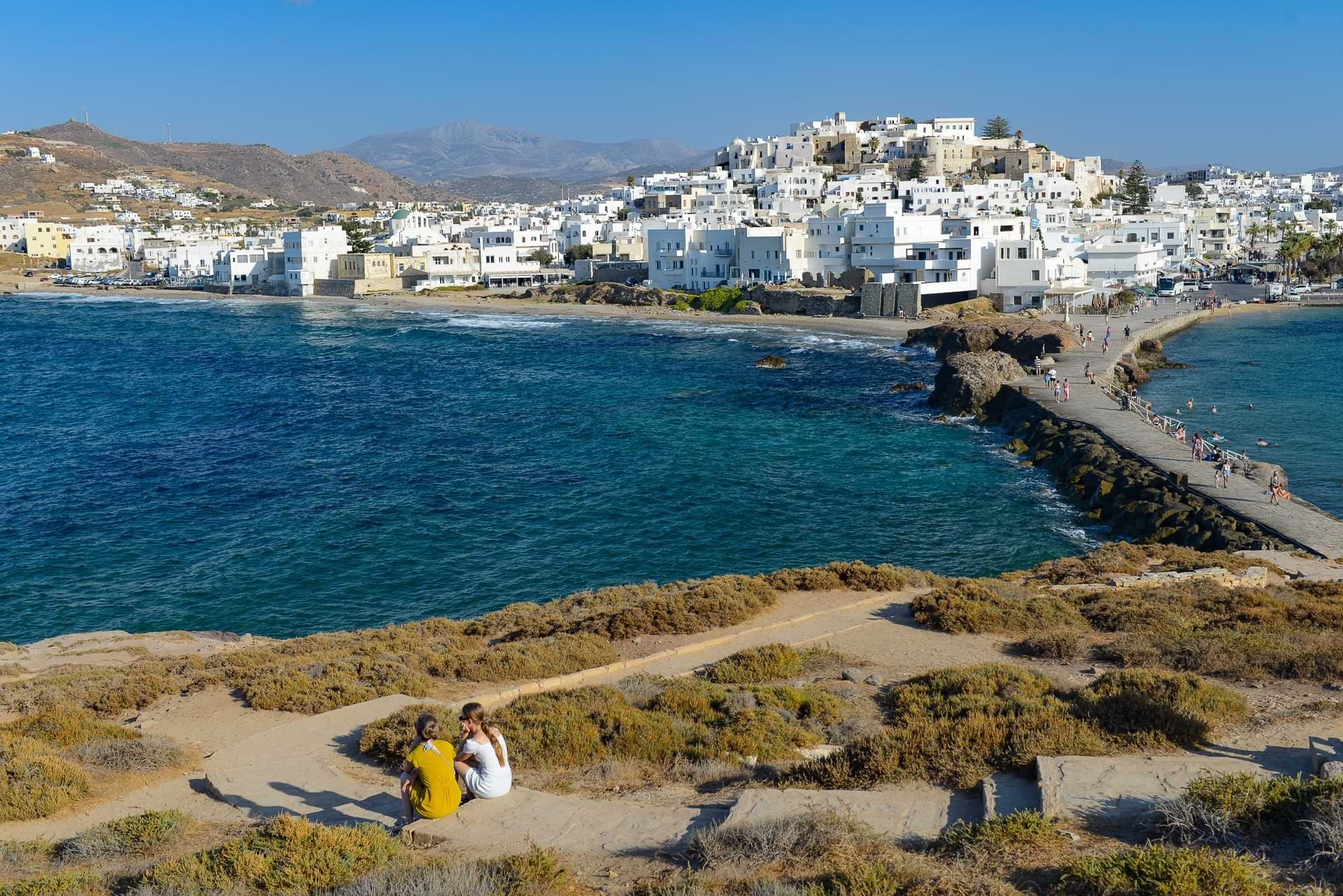 Blick auf Naxos-Stadt von der Portara. Naxos ist unsere nächste Station beim Inselhüpfen in Griechenland